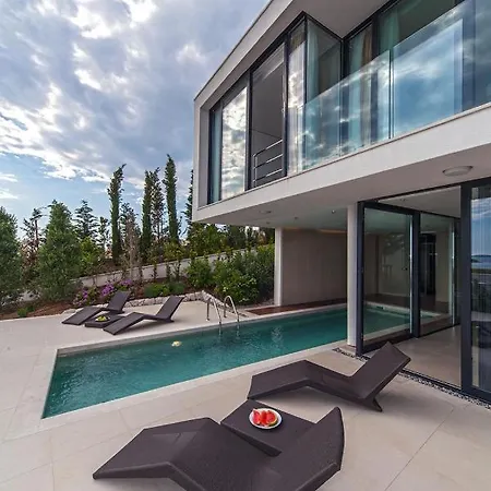 Villa Plaza Vii *
