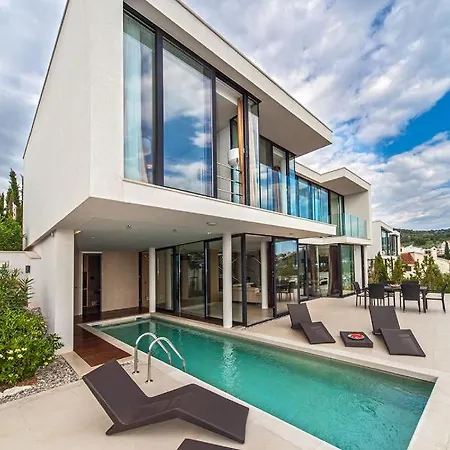 Plaza Vii